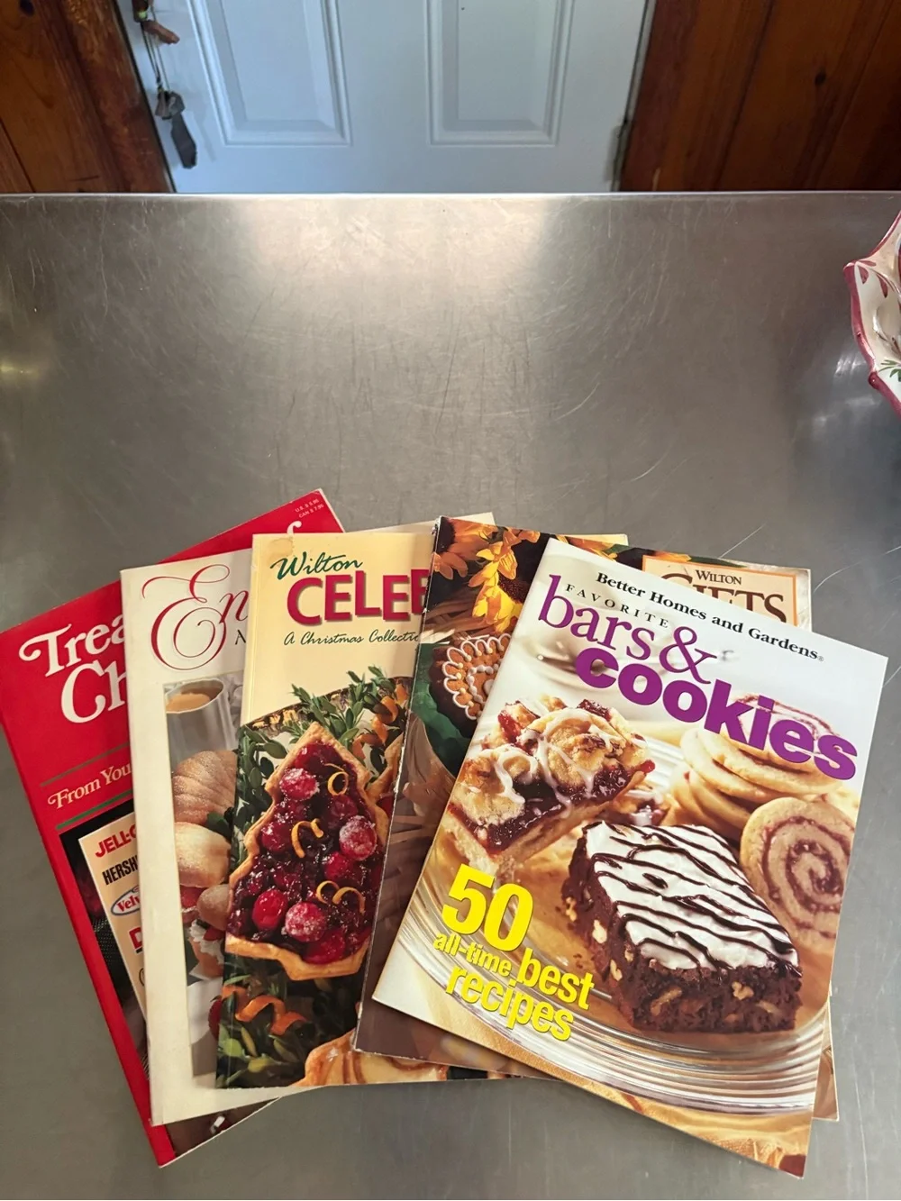 5 of some of the best holiday/ entertaining/baking soft cover books! Pre owned
